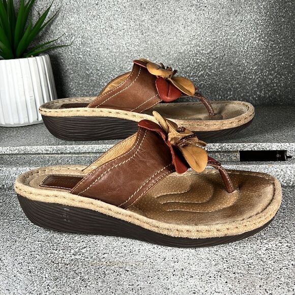 Clarks Artisan Leather Flower Sandals Flip Flops Size 8.5 - Picture 1 of 9